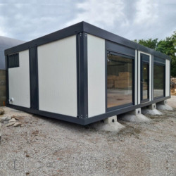 Set aus zwei Bungalows der...