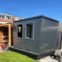 Schwarzer Garagencontainer...